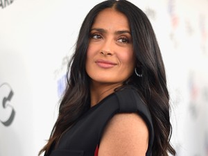 Imádjuk! Salma Hayek büszkén mutatja ősz tincseit