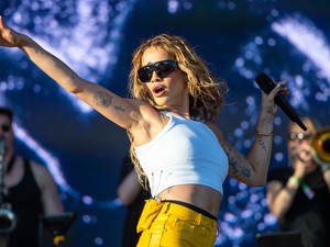 Rita Ora meztelenruhája olyan, mintha rajta sem lenne