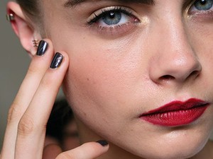 Sötét körömlakk nyárra? Tedd!