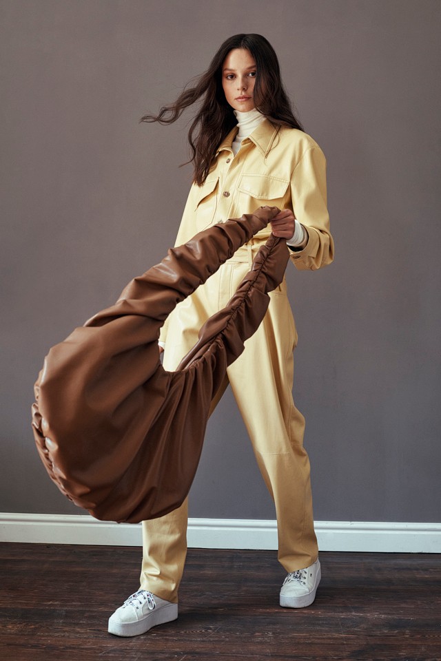 Vegán bőr overall, garbó és Válltáska NANUSHKA nanushka.comTornacipő TOMMY HILGIGER 35 350 FtFotó: Liziczai Réka