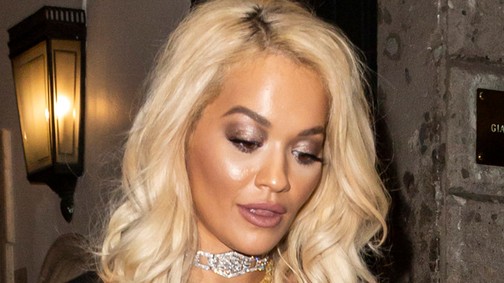 Húha! Rita Ora lufimelle bele se fér ebbe a ruhába