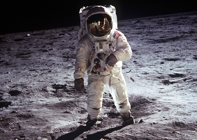 Cipőpornó: A Vans és a NASA közös cipője TÖKÉLETES