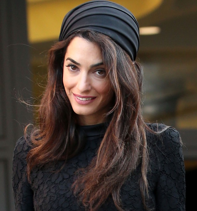 Amal Clooney-val megtörtént az, ami minden nő legnagyobb félelme, amikor magas sarkút visel