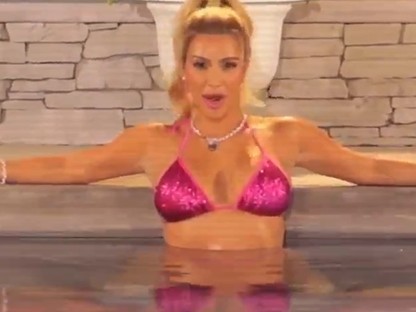 Kim Kardashian tökéletesen utánozta Elle Woods videóját a Dr. Szösziből