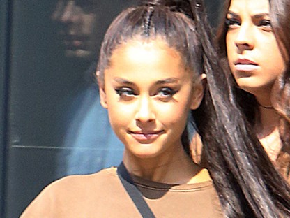 Valami nagyon furcsa történik Ariana Grandéval! Melltartóban, furcsa tekintettel járkál az utcán! 