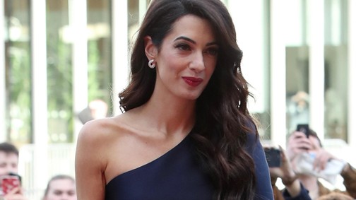 Amal Clooney szettje több ezer dollárba kerül, mégis percek alatt elkapkodták