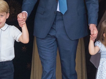 Minden pénzt megér, ahogy György herceg és Sarolta hercegnő az érsek ruháját kémlelik! 