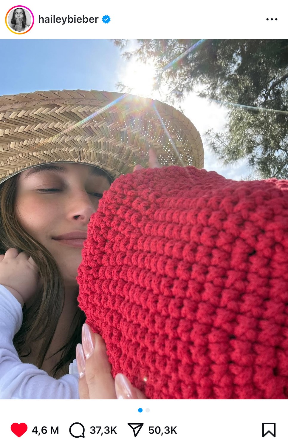 Hailey Bieber kisfiát kezében tartva tett ki posztot az Instagramra