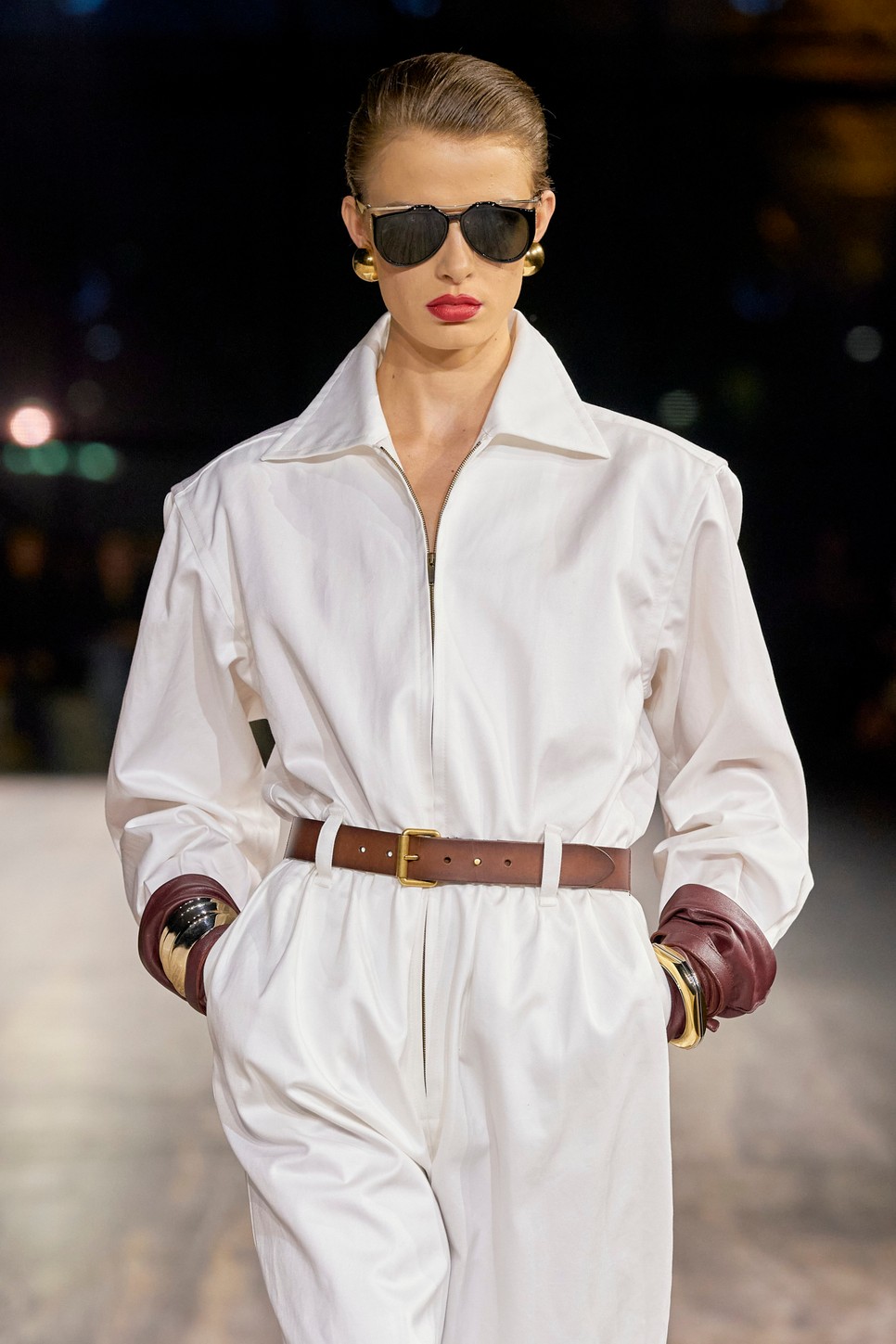 A Saint Laurent 2024-es tavaszi-nyári kifutója tartogatott mámorító fehér szépségeket