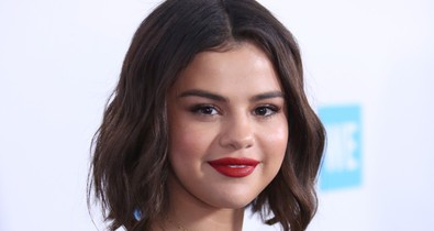 Selena Gomez gyönyörű volt és mosolygós a gálán