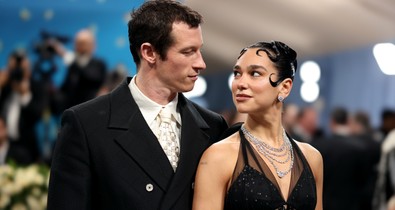 Dua Lipa Chanel meztelenruhája volt a Met-gála legszebb darabja, a lélegzetünk is eláll tőle