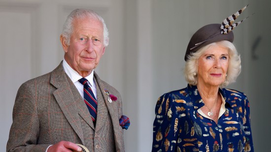 Borzasztóan kínos helyzetbe került Károly király és Kamilla királyné, erre a váratlan fordulatra lehetetlen volt felkészülni