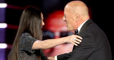Az 55 éves Demi Moore tényleg MELLTARTÓ NÉLKÜL ment el megszívatni Bruce Willist