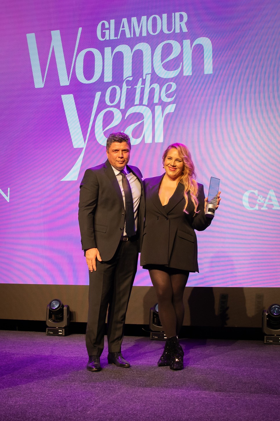 Tóth Vera lett 2024-ben Az év énekesnője kategória nyertese, Varga Balázs, a DIEGO ügyvezető igazgatója nyújtotta át neki a csodás díjat