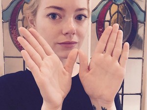 Új őrület az Instagramon - ezért mutogatnak a sztárok