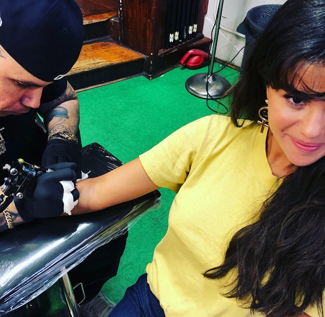 Selena Gomez a tetoválószékben