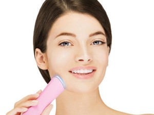 A módszer, ami tényleg beválik: kék-fény terápiával a pattanások ellen