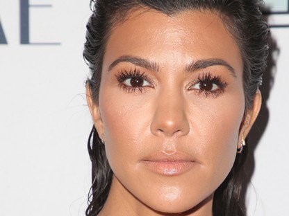 Furcsa, de nagyon jól áll Kourtney Kardashiannak ez a ruha