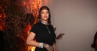 Rihanna Oscar Gold Party szettjét látnod kell!