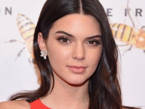 Kendall Jenner olyan fanyar fejjel reklámozza ezt az órát, hogy kész vicc!
