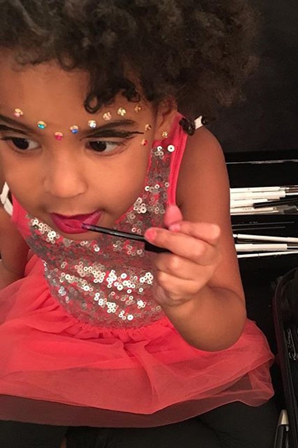 beyoncé, lánya, blue ivy, smink, gyereksmink, tusvonal