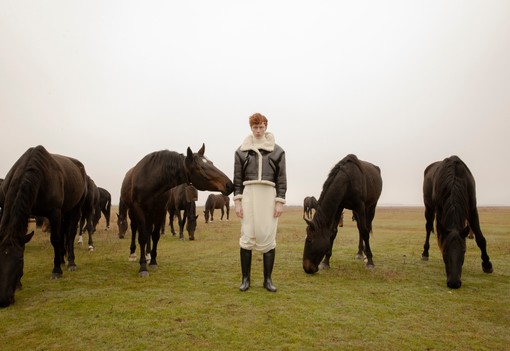 Palvin Barbara egy szál melltartóban reklámozza a magyar divatfotó kiállítást