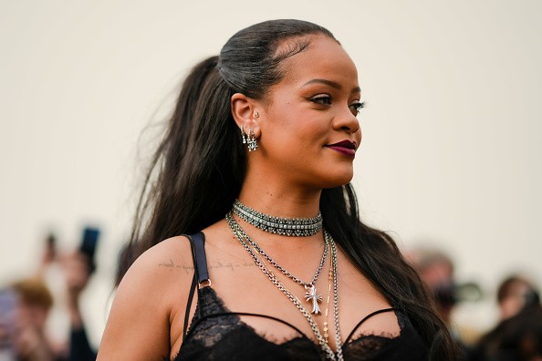 Rihanna még kisbabájával a hasában, a párizsi divathetek második napján