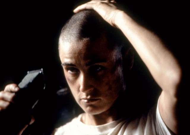 Ikonikus pillanat volt a kilencvenes években Demi Moore radikális frizuraváltása, aki a G. I. Jane-ben kopaszra borotválta magát, érdekes módon Demi híres jelenete a két évvel korábbi A zenebirodalom visszavág egyik jelenetére hasonlít kísértetiesen. Később majd Natalie Portman a V mint vérbosszú című filmben bukkan fel kopaszon, egész trendje volt a nők kopaszságának a filmvásznon ekkoriban.