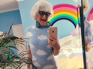 A 88 éves Insta-sztár visszatért, és még mindig szupervicces