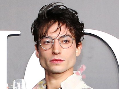 A Legendás állatok sztárja mesés színfoltja a Dior show-nak egy Rihannás kiegésztővel a kezében