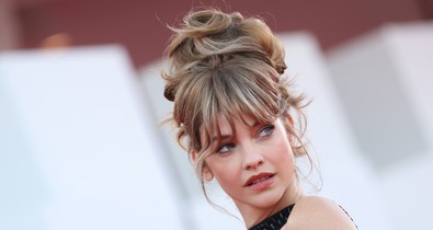 Palvin Barbara földöntúli szépség, áttetsző felsőben hódít a párizsi divathéten