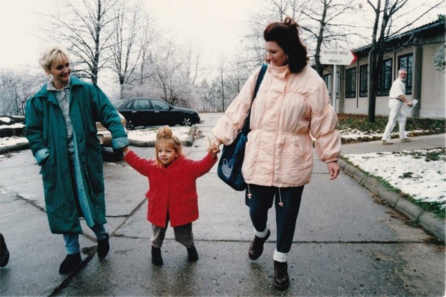 Fanni édesanyjával és a legjobb barátnőjével
