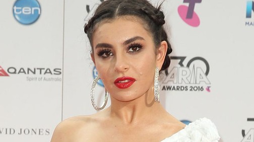 A ruha, amit nem volt érdemes felvenni - a popsztár bugyit mutatott