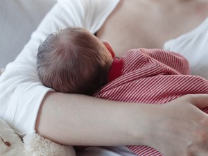 A csecsemők megfelelő bélflórájának kialakulásában hatalmas szerepe van az előtejnek és az érett anyatejnek