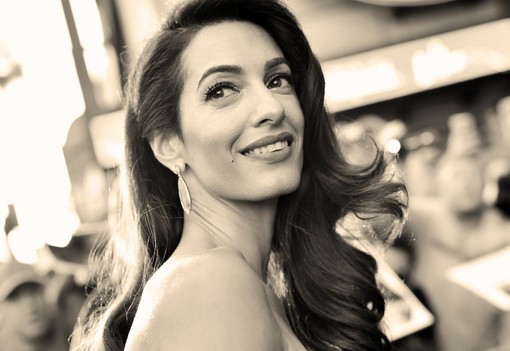 George Clooney felesége folyamatosan tarol! De mi a titka Amal Clooney sikerének? Divatszakértő elemezte a stílusát
