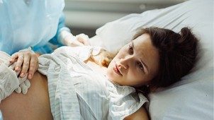 A szülés során sok dolog nem a nő igényei és tájékozott döntése alapján történik, hanem elavult rutinok és megszokások miatt