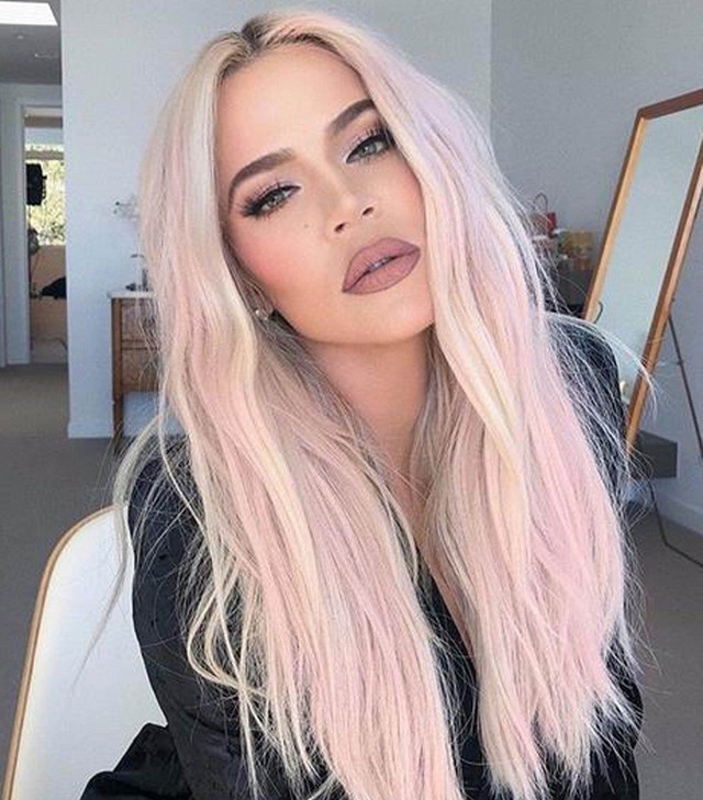 Khloe Kardashian rózsaszín hajjal