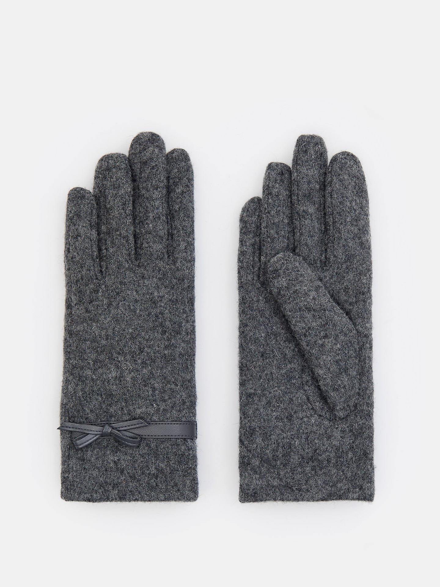 Gyapjúban gazdag kesztyű masnidíszítéssel 2 595 Ft MOHITO