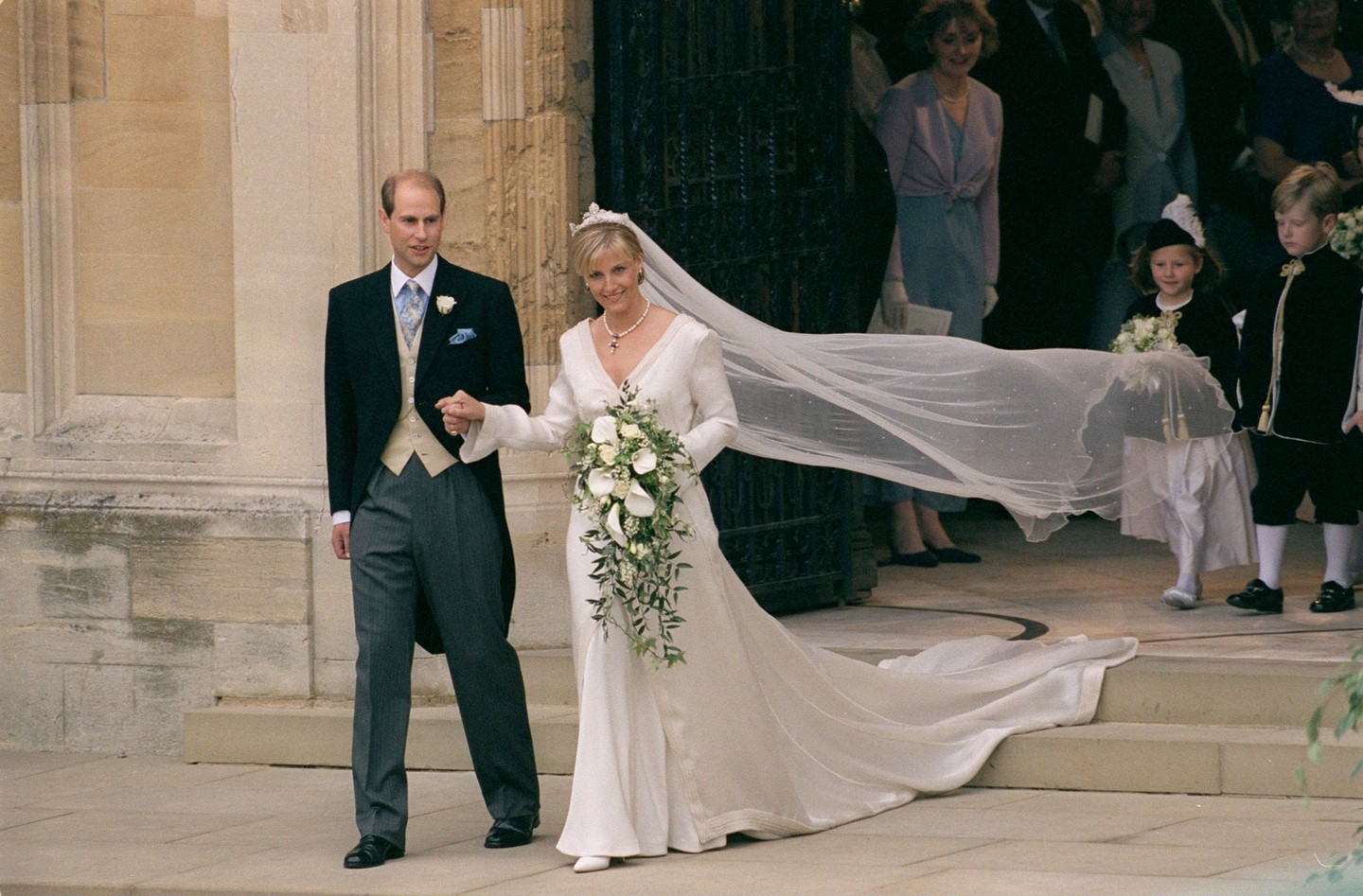 Eduárd herceg, Erzsébet királynő legfiatalabb gyermeke, 1999. június 19-én vette feleségül Sophie Rhys-Jones-t a windsori kastély Szent György-kápolnájában. A pár esküvőjén mindössze 560 vendég volt jelen, de a közvetítést világszerte becslések szerint 200 millió néző követte figyelemmel.