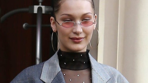 Bella Hadid feneket, mellet és extrahosszú zoknit villantott!