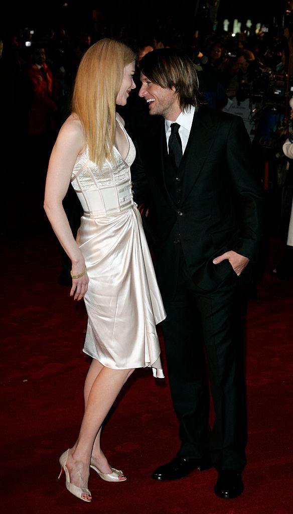 Kidman és férje a vörös szőnyegen sem rejtette véka alá az érzéseit, szerelmes pillantásuktól mi is elolvadunk. A párnak két gyermeke született, a 17 éves Sunday Rose és a 14 éves Faith Margaret. 