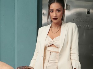 Shay Mitchell egy hullaházban szexizik bézs kosztümben