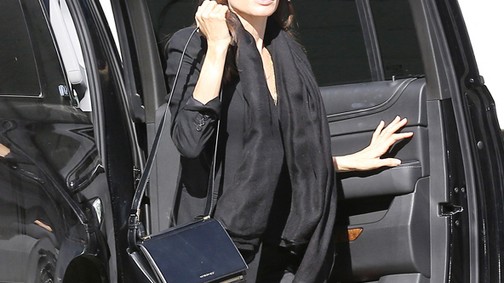 Angelina Jolie feketében shoppingol