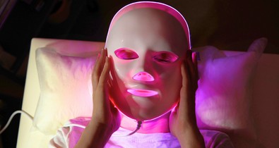 LED fényterápia az arcápolásban: így segít a bőrproblémákon a színterápia