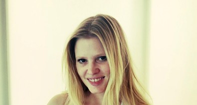 Lara Stone smink nélkül, pocakkal
