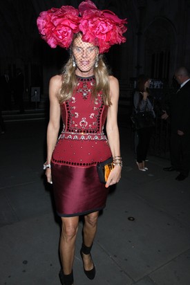 Anna Dello Russo már egy teljesen más eset. Őt sem a kora, sem a divat nem úgy érdekli, mint másokat. Egy ruhát csak egyszer vesz fel és hatalmas gyűjteménye van. Mit tanulunkvtőle? Azt, hogy sokszor fölöslegesen aggodalmaskodunk olyan sokat a megjelenésünk miatt.