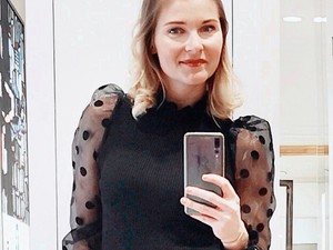 Görgényi Fruzsi ma megmutatta, hogyan lehet a tetőtől talpig fekete szett is bohókás