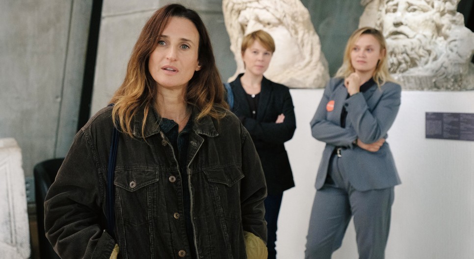 Meglepő módon a történések közepette a három barátnő kapcsolata sértetlen marad