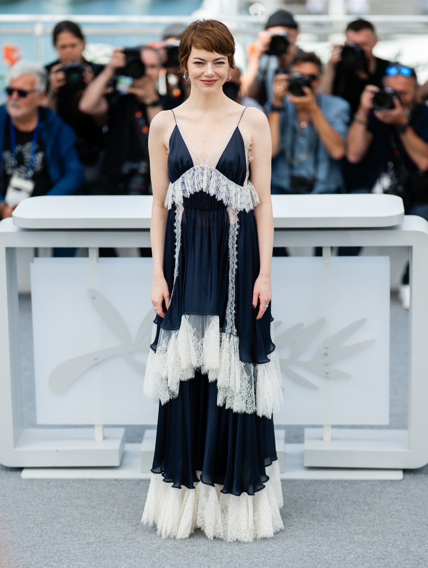 Emma Stone Louis Vuitton ruhája romantikus is, bohókás is, miközben elképesztően izgalmasan játszik a finom határátlépésekkel