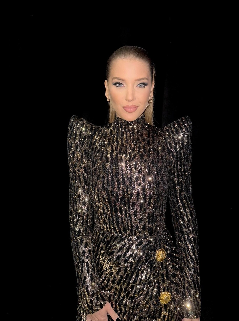 Szabó Zsófi tündökölt A Nagy Duett döntőjében: ez az aranyszínű, testhez simuló ruha minden tekintetet magára von